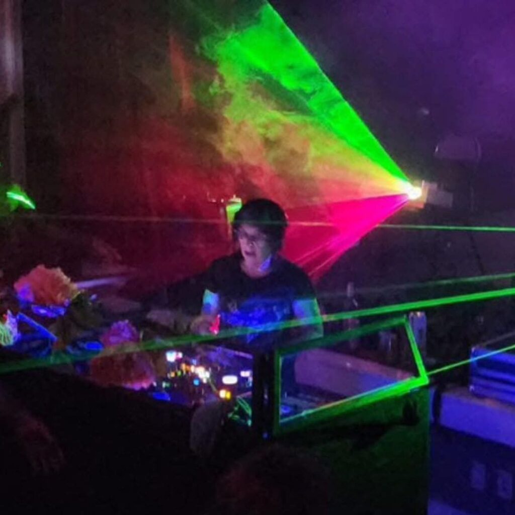 Halo is renowned as the Queen of Good Vibes and whatever the genre she’s playing, whether it’s House, Minimal Tech, Melodic Techno or Bass music she knows the importance of setting the scene, bringing crafted and emotive sets to the dance floor. Den stage.